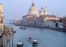 Crucero entrando por el gran canal de Venecia