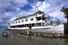 Barco navegando por el Amazonas