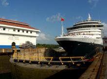 Fotografía del Queen Victoria en el canal de Panama