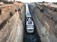 seabourn legend en el canal Corinto