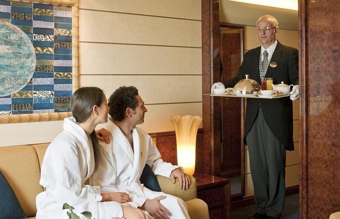 Servicio mayordomo en crucero Foto del un mayordomo