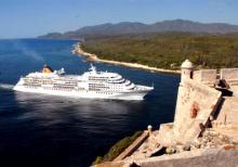 Imagen de un crucero entrando a un puerto de Cuba