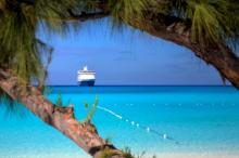 Imagen de un crucero acercándose al mar caribe.