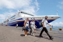 Estudiantes embarcando en el MV Explorer