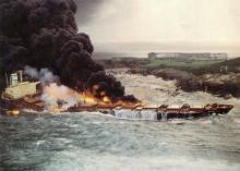 Combustible quemándose sobre el mar