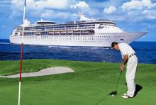 Fotografía de un golfista frente a un barco de Azamara Cruises