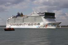 Imagen del Norwegian Epic durante la jornada de su debut