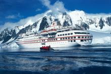 El hanseatic navegando por aguas de la antártida