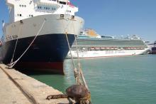 El puerto de Cádiz y dos embarcaciones