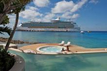 Imagen de puro relax, frente al mar caribe y frente a un barco Royal Caribbean