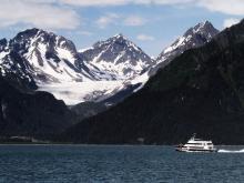 Un buque cruzando por Alaska