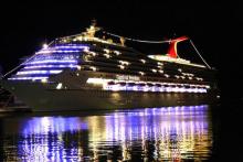 Foto del Carnival Freedom de noche