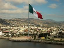 Plaza principal con la bandera de México de Ensenada