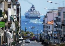 El buque Century en la ciudad de Lisboa