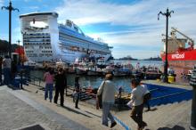 Fotografía de un buque crucero en Valparaiso