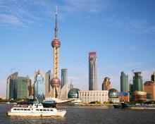 Un buque navegando por la ciudad de Shangai