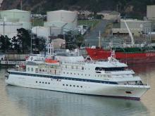 Uno de los cruceros de lujo que navega en la actualidad por el planeta, el Clipper Odyssey, realizará a partir del mes de mayo de este mismo año un crucero novedoso que hasta ahora no había realizada. Se trata de un itinerario que recorrerá por la costa de algunas islas de Portugal y Canarias. De este modo, a bordo del Odyssey, los pasajeros tendrán la oportunidad de navegar por tres archipiélagos del océano atlántico: las Azores, Madeira y Canarias. Imagen del Clipper Odyssey