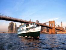 Foto de un barco navegando por New York