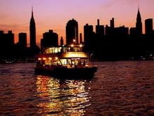 IMagen nocturna de un crucero por New York