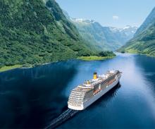 Costa Cruceros: Crucero Fiordos y Cabo Norte Un buque de Costa Cruceros pasando por los fiordos