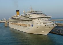 Foto del Costa Fortuna en un puerto