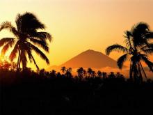Preciosa imagen del amanecer de Bali