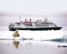 Imagen de un crucero Silversea navegando por la antartida