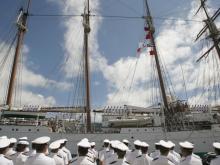 Marines esperando zarpar en el Juan Sebastian Elcano