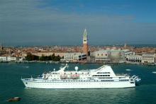 Imagen del Le Diamant navegando por Venecia