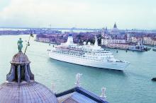 Imagen del Pacific Princess pasando por Venecia