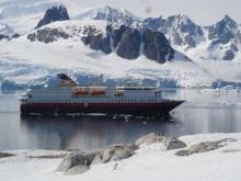 Foto de un barco navegando por la Antartida