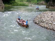 Imagen de un canoa navegando por el río Kinugawa
