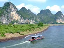 Imagen de una embarcación haciendo un crucero por el rio Li