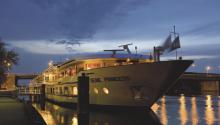 Crucero fluvial por el suroeste de Francia Fotografía de una embarcación que navega por la zona de Aquitania