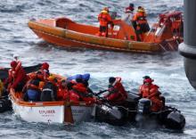 Imagen de zodiacs desembarcando a pasajeros de un crucero