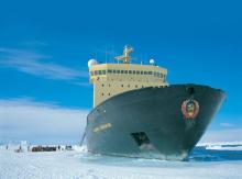 El buque Sampo surcando las frias aguas de la Antártida