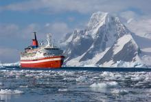 Barco navegando por las frias aguas de la antártida