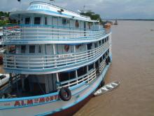 Embarcación que navega por Manaos