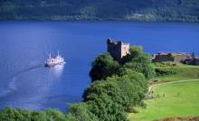 Imagen de una embarcación navegando por el Lago Ness