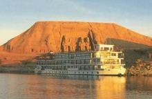 Imagen de una motonave frente a Abu Simbel