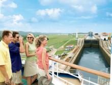 Crucero por el canal de Panamá: toda una experiencia de viaje Imagen de cruceristas observando el canal de Panama