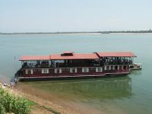Uno de los cruceros que navega por el rio Senegal