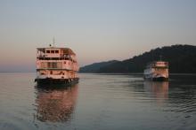 Foto de uno de los buques que navega por el río Brahmaputra