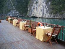 Foto de la cubierta de un crucero que realiza el viaje por la bahia de Halong