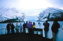 Cruceros hacía la Patagonia, el viaje siempre soñado Imagen de la proa del buque Australis
