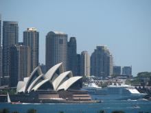 Imagen de un crucero entrando por la ciudad de Sidney