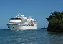 Imagen de un crucero navegando por el mar caribe