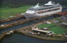 Cruzando el canal de Panamá en un buque crucero Canal de Panama