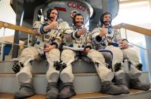 Imagen de tres excursionistas astronautas de Crystal Cruises