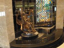 Estatua principal del Crystal Plaza